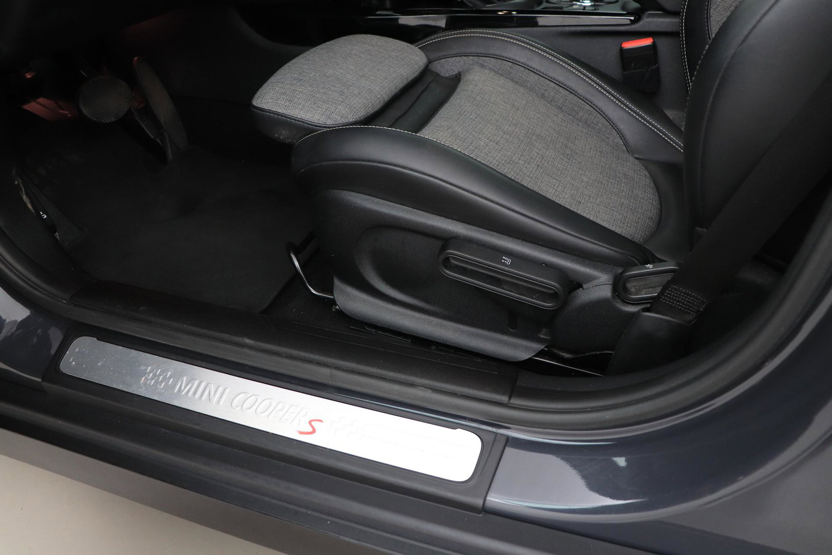 MINI Clubman 2.0 Cooper S Chili Serious Business | Panoramadak | Trekhaak | Keyless | Stoelverwarming | LED | 19 Inch