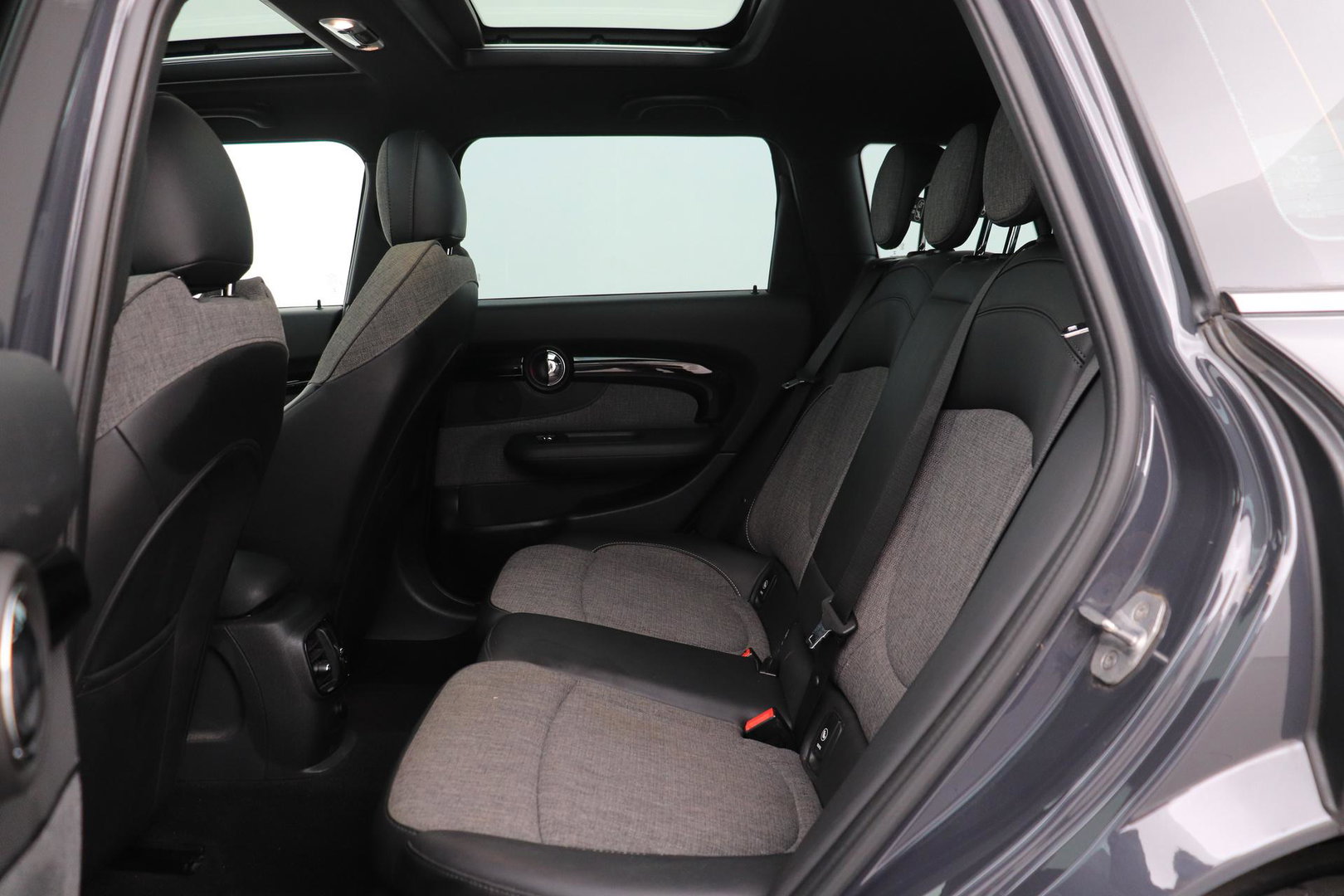 MINI Clubman 2.0 Cooper S Chili Serious Business | Panoramadak | Trekhaak | Keyless | Stoelverwarming | LED | 19 Inch