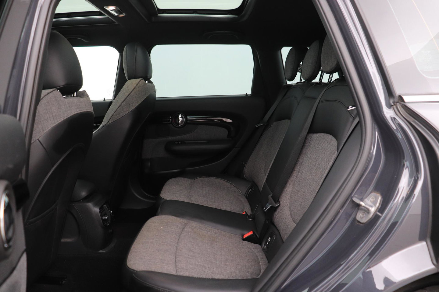 MINI Clubman 2.0 Cooper S Chili Serious Business | Panoramadak | Trekhaak | Keyless | Stoelverwarming | LED | 19 Inch