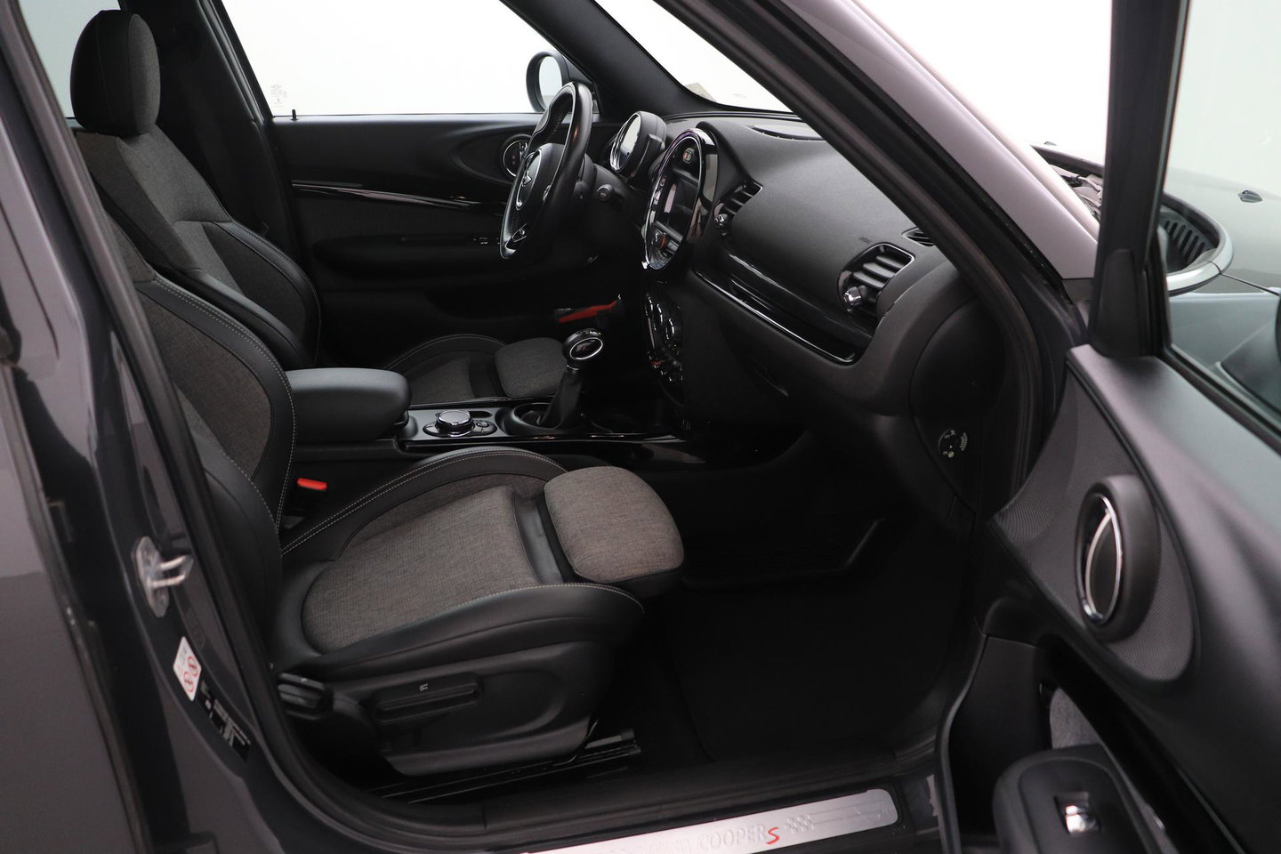 MINI Clubman 2.0 Cooper S Chili Serious Business | Panoramadak | Trekhaak | Keyless | Stoelverwarming | LED | 19 Inch