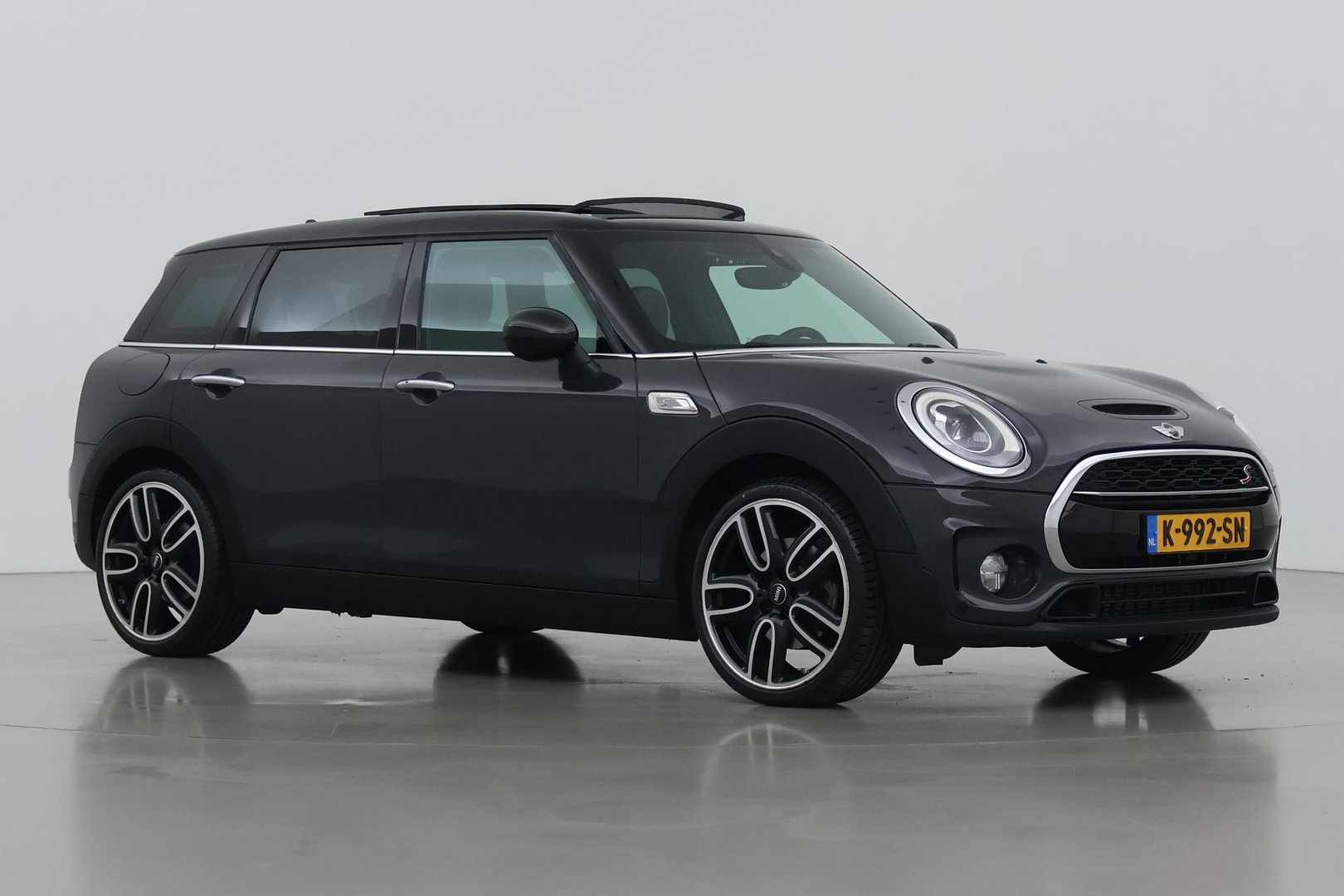 MINI Clubman 2.0 Cooper S Chili Serious Business | Panoramadak | Trekhaak | Keyless | Stoelverwarming | LED | 19 Inch