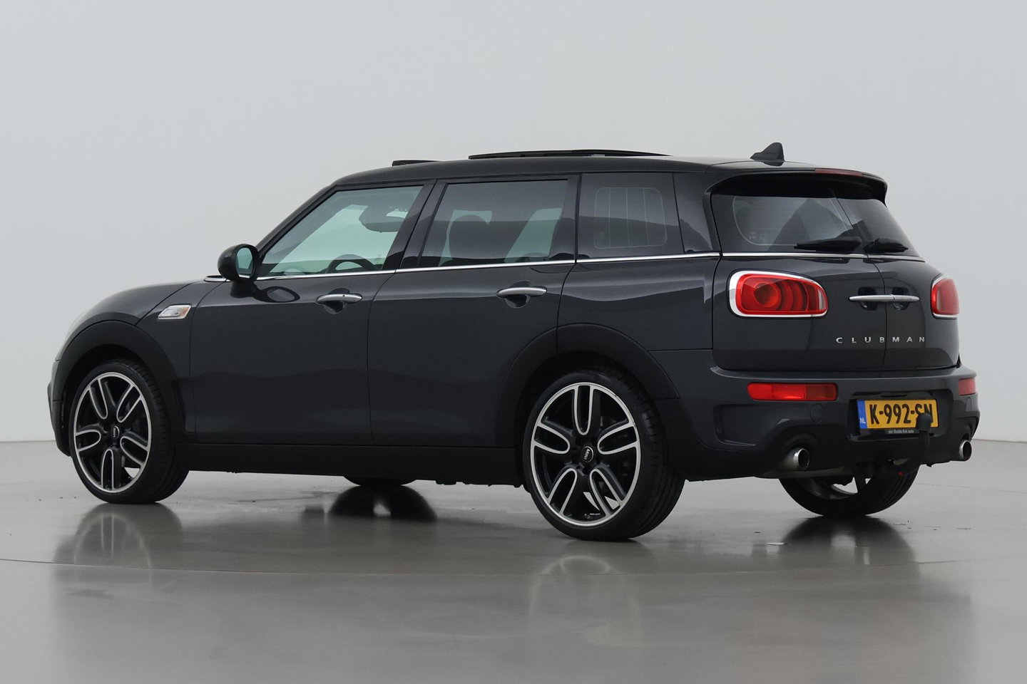 MINI Clubman 2.0 Cooper S Chili Serious Business | Panoramadak | Trekhaak | Keyless | Stoelverwarming | LED | 19 Inch