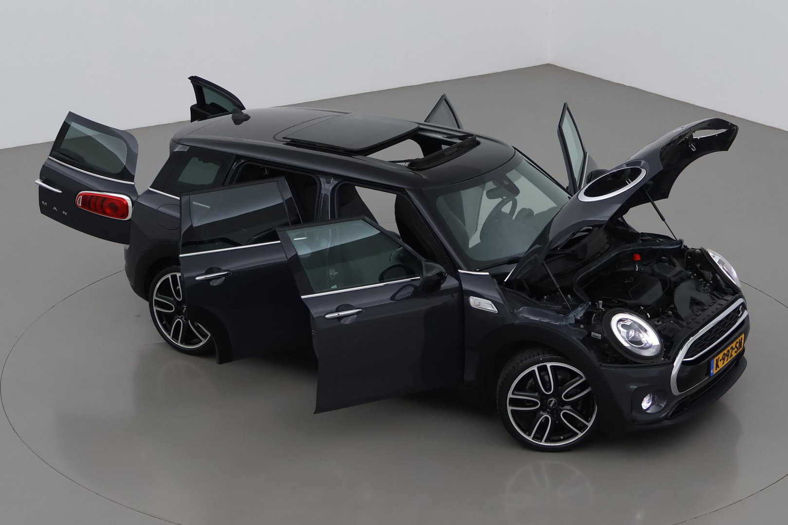 MINI Clubman 2.0 Cooper S Chili Serious Business | Panoramadak | Trekhaak | Keyless | Stoelverwarming | LED | 19 Inch