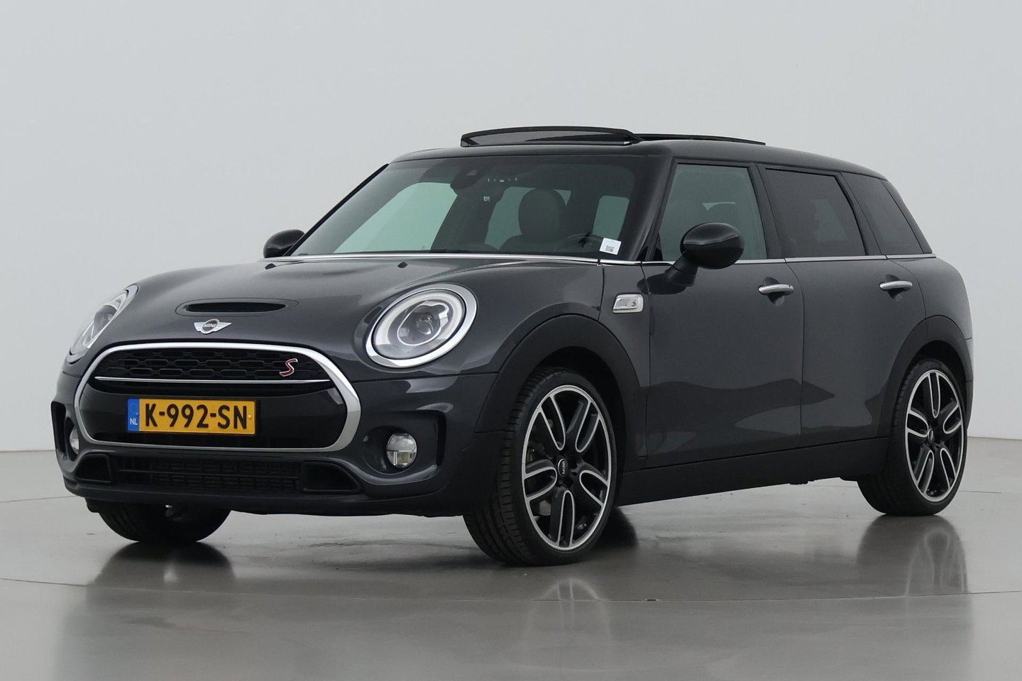 MINI Clubman 2.0 Cooper S Chili Serious Business | Panoramadak | Trekhaak | Keyless | Stoelverwarming | LED | 19 Inch