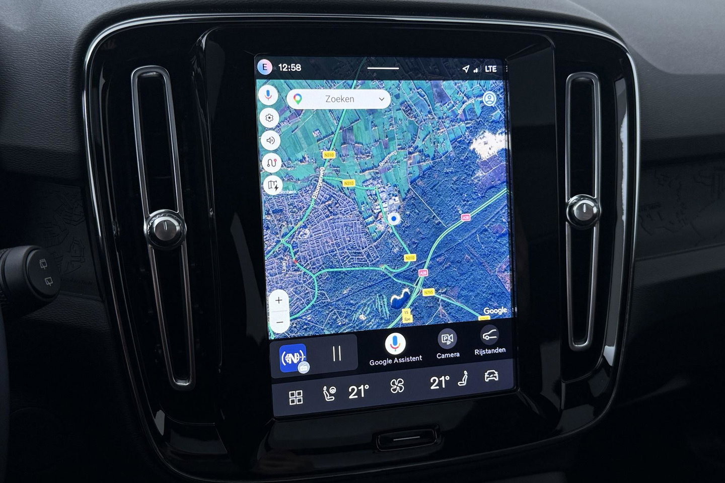 Volvo EX40 Twin Motor Plus Black Edition 82 kWh | ACC | Panoramadak | 360° Camera | Harman/Kardon | Stoel+Stuurverwarming | 20 Inch