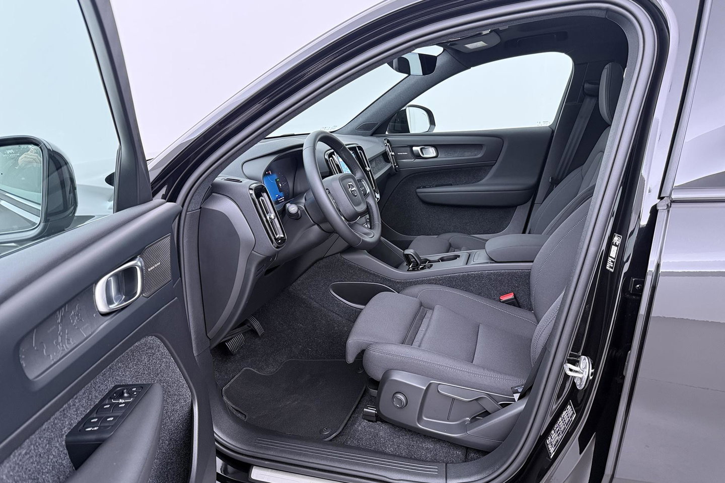 Volvo EX40 Twin Motor Plus Black Edition 82 kWh | ACC | Panoramadak | 360° Camera | Harman/Kardon | Stoel+Stuurverwarming | 20 Inch