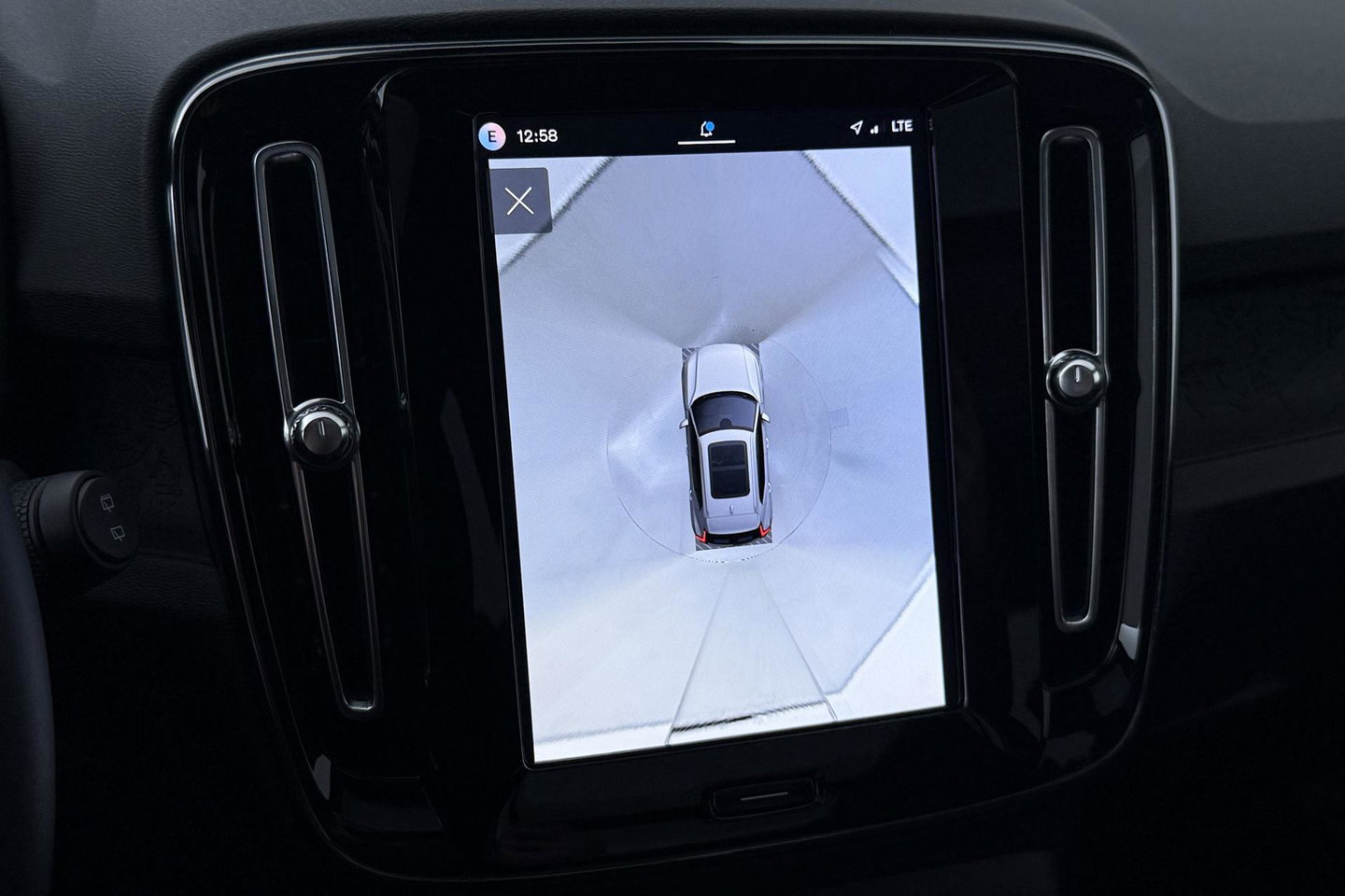 Volvo EX40 Twin Motor Plus Black Edition 82 kWh | ACC | Panoramadak | 360° Camera | Harman/Kardon | Stoel+Stuurverwarming | 20 Inch