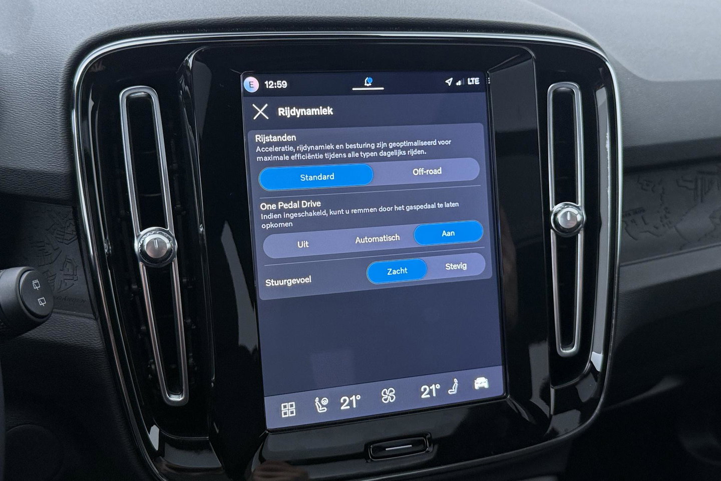 Volvo EX40 Twin Motor Plus Black Edition 82 kWh | ACC | Panoramadak | 360° Camera | Harman/Kardon | Stoel+Stuurverwarming | 20 Inch