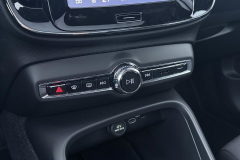 Volvo EX40 Twin Motor Plus Black Edition 82 kWh | ACC | Panoramadak | 360° Camera | Harman/Kardon | Stoel+Stuurverwarming | 20 Inch