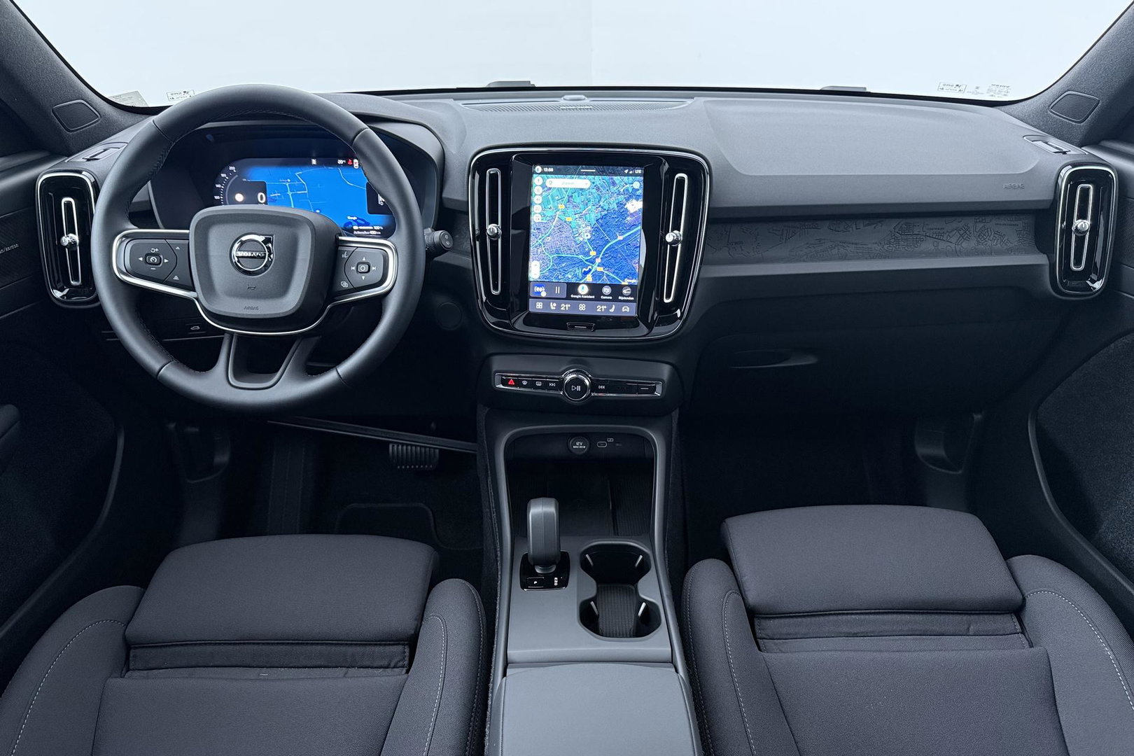 Volvo EX40 Twin Motor Plus Black Edition 82 kWh | ACC | Panoramadak | 360° Camera | Harman/Kardon | Stoel+Stuurverwarming | 20 Inch