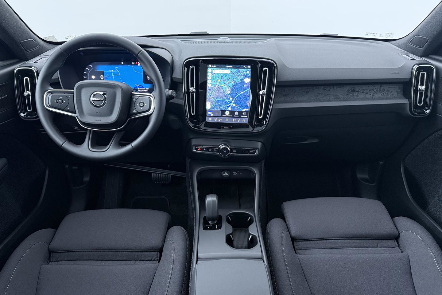 Volvo EX40 Twin Motor Plus Black Edition 82 kWh | ACC | Panoramadak | 360° Camera | Harman/Kardon | Stoel+Stuurverwarming | 20 Inch