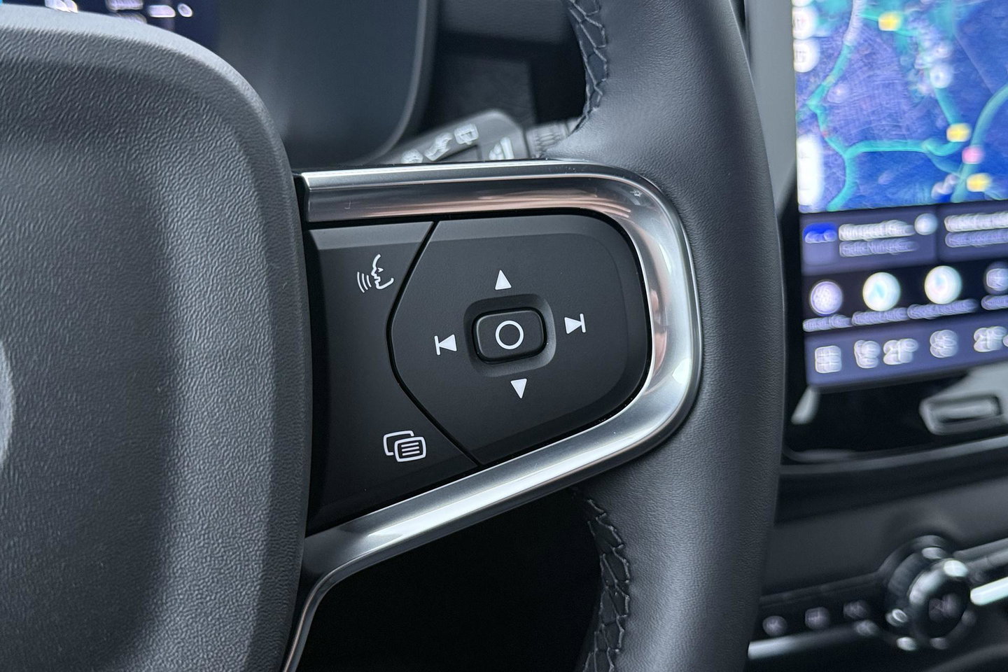 Volvo EX40 Twin Motor Plus Black Edition 82 kWh | ACC | Panoramadak | 360° Camera | Harman/Kardon | Stoel+Stuurverwarming | 20 Inch