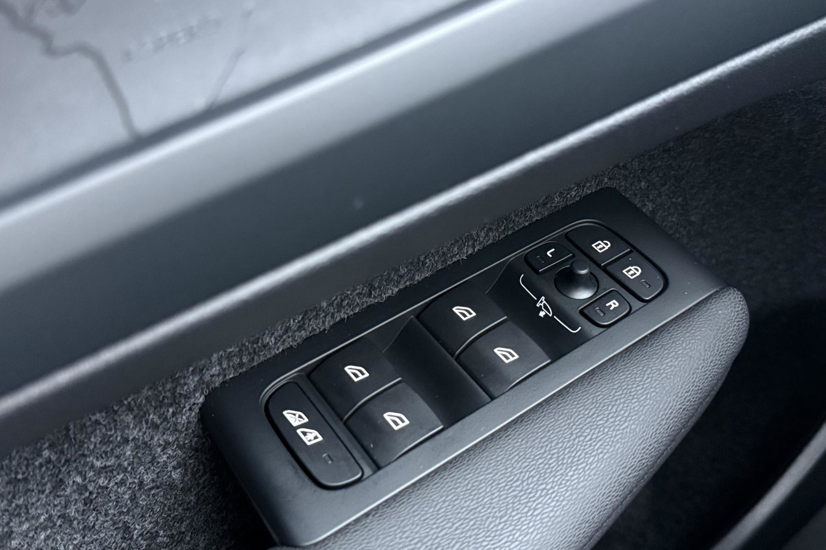 Volvo EX40 Twin Motor Plus Black Edition 82 kWh | ACC | Panoramadak | 360° Camera | Harman/Kardon | Stoel+Stuurverwarming | 20 Inch