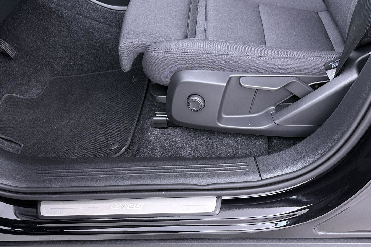 Volvo EX40 Twin Motor Plus Black Edition 82 kWh | ACC | Panoramadak | 360° Camera | Harman/Kardon | Stoel+Stuurverwarming | 20 Inch