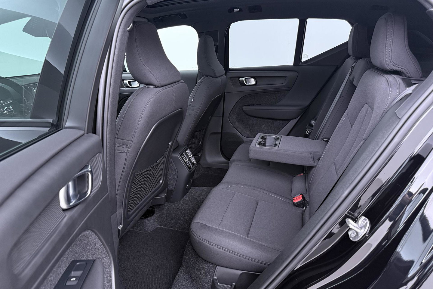 Volvo EX40 Twin Motor Plus Black Edition 82 kWh | ACC | Panoramadak | 360° Camera | Harman/Kardon | Stoel+Stuurverwarming | 20 Inch