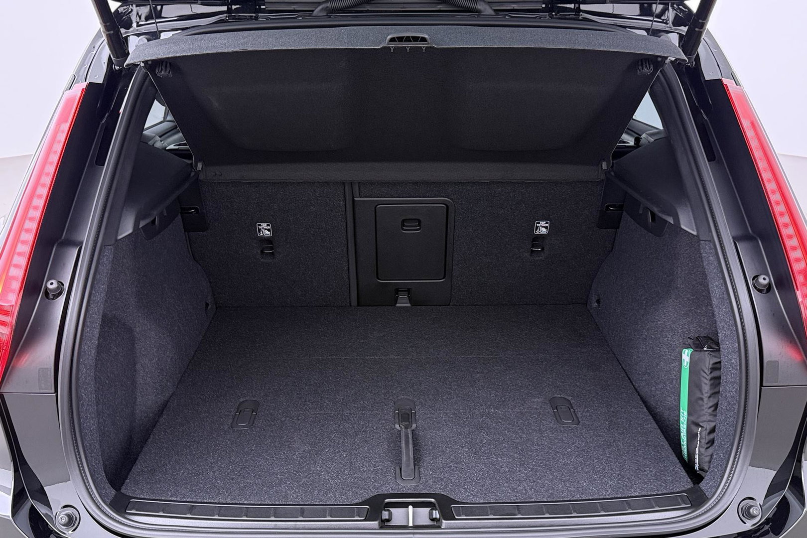 Volvo EX40 Twin Motor Plus Black Edition 82 kWh | ACC | Panoramadak | 360° Camera | Harman/Kardon | Stoel+Stuurverwarming | 20 Inch