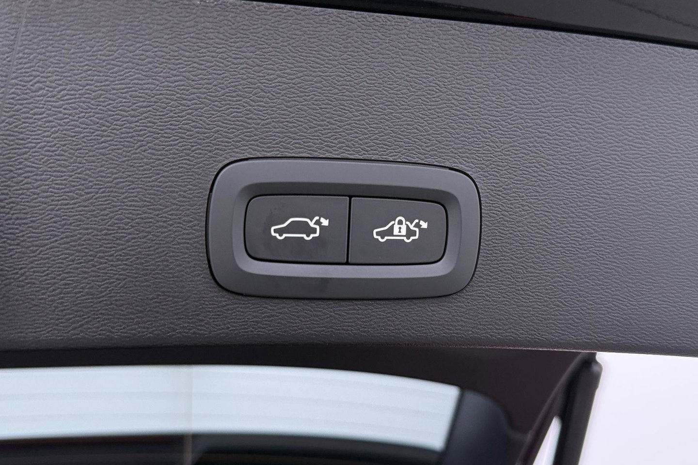 Volvo EX40 Twin Motor Plus Black Edition 82 kWh | ACC | Panoramadak | 360° Camera | Harman/Kardon | Stoel+Stuurverwarming | 20 Inch