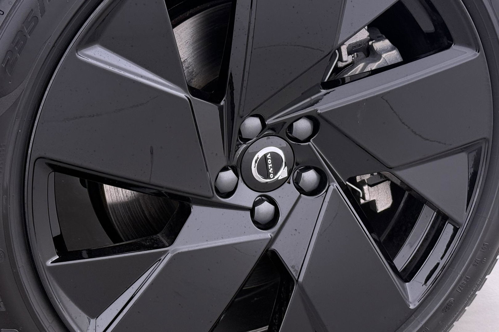 Volvo EX40 Twin Motor Plus Black Edition 82 kWh | ACC | Panoramadak | 360° Camera | Harman/Kardon | Stoel+Stuurverwarming | 20 Inch