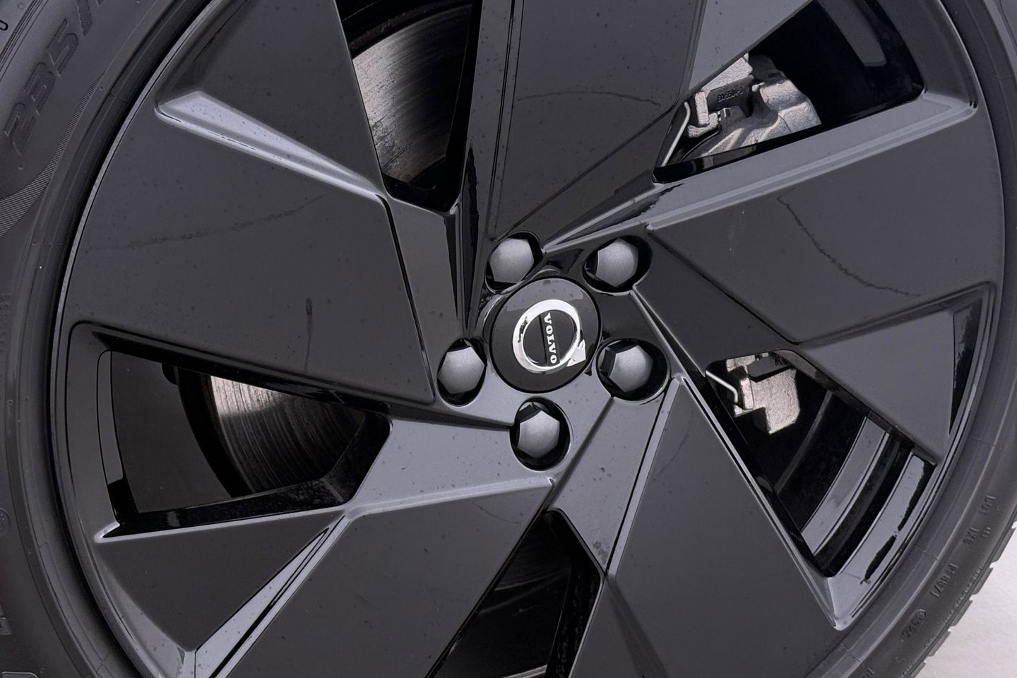 Volvo EX40 Twin Motor Plus Black Edition 82 kWh | ACC | Panoramadak | 360° Camera | Harman/Kardon | Stoel+Stuurverwarming | 20 Inch