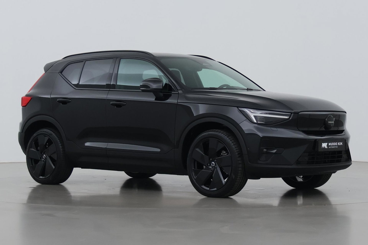 Volvo EX40 Twin Motor Plus Black Edition 82 kWh | ACC | Panoramadak | 360° Camera | Harman/Kardon | Stoel+Stuurverwarming | 20 Inch