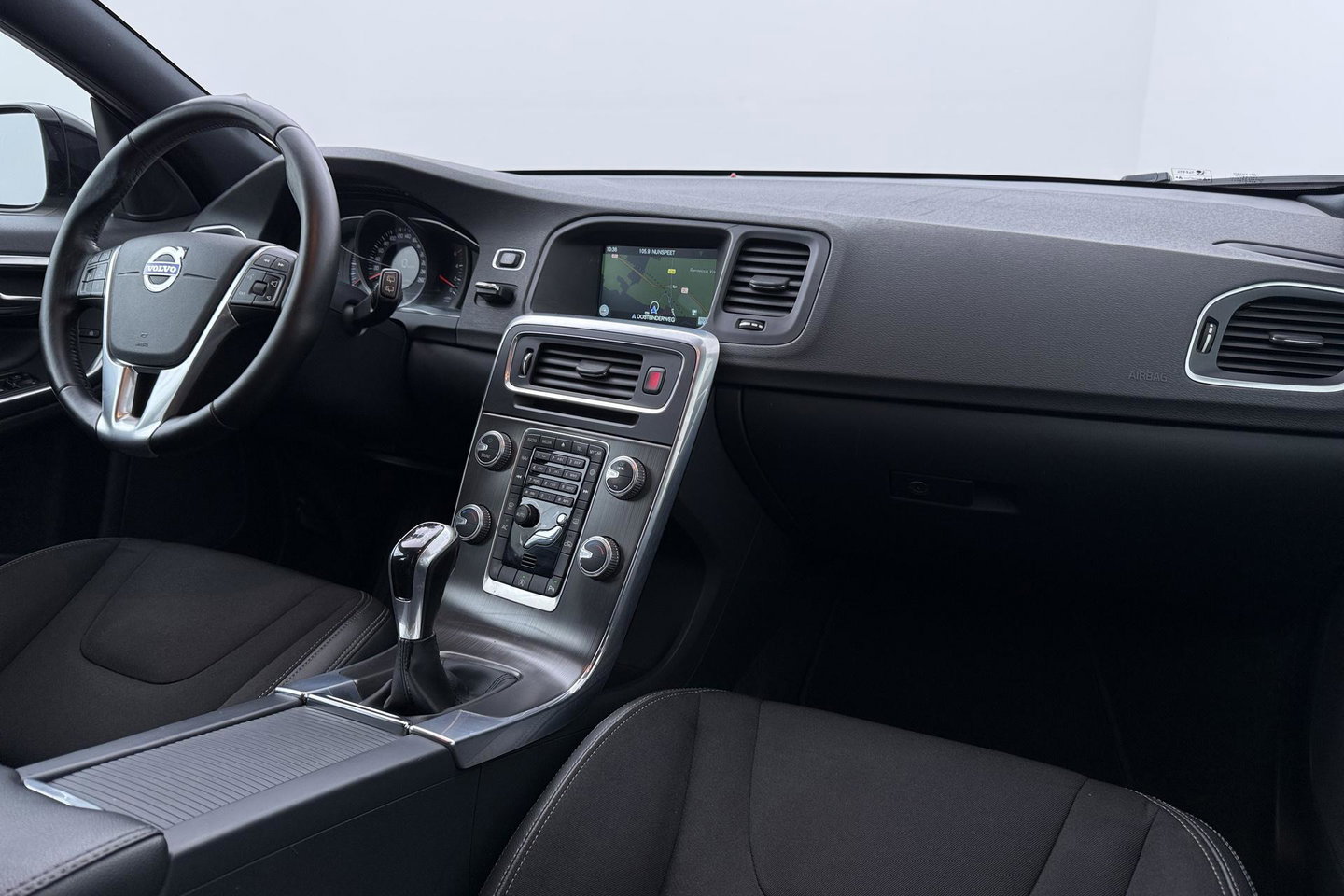 Volvo V60 Cross Country 2.0 D3 Momentum Business | Trekhaak | Navigatie | Cruise Control | Parkeersensoren | 18 Inch