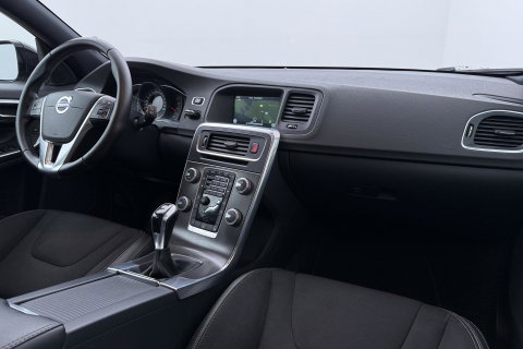 Volvo V60 Cross Country 2.0 D3 Momentum Business | Trekhaak | Navigatie | Cruise Control | Parkeersensoren | 18 Inch