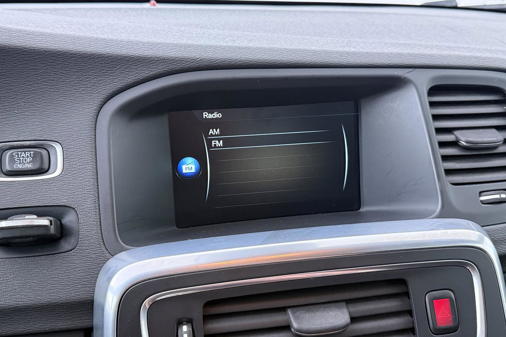Volvo V60 Cross Country 2.0 D3 Momentum Business | Trekhaak | Navigatie | Cruise Control | Parkeersensoren | 18 Inch
