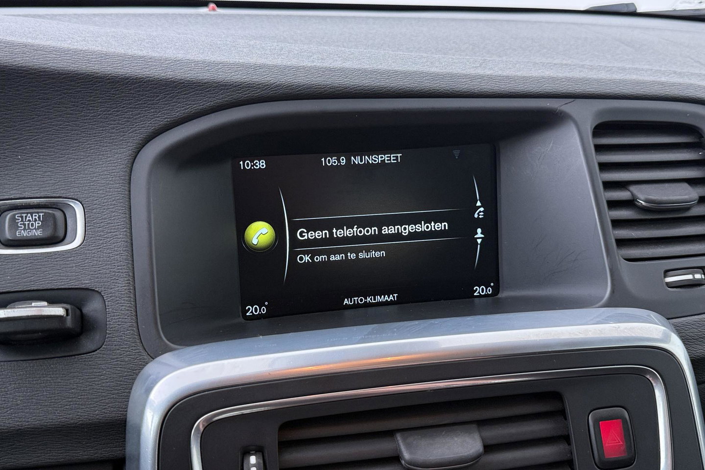 Volvo V60 Cross Country 2.0 D3 Momentum Business | Trekhaak | Navigatie | Cruise Control | Parkeersensoren | 18 Inch