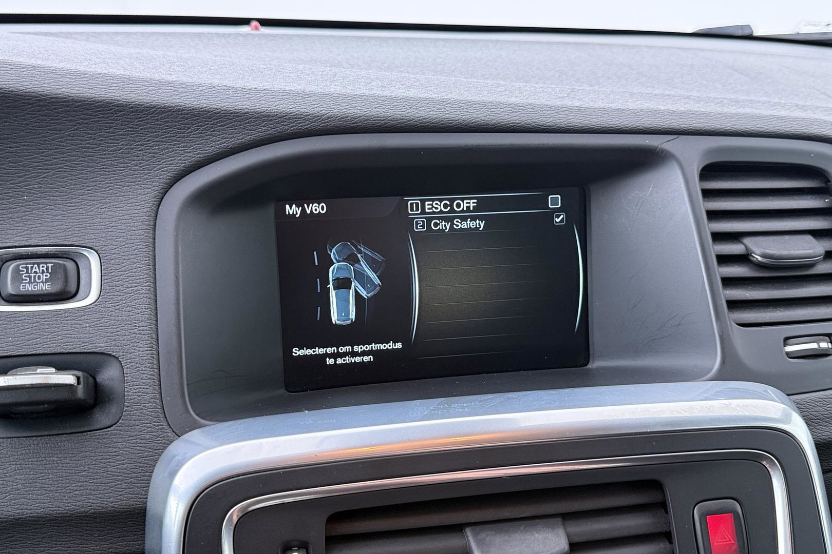 Volvo V60 Cross Country 2.0 D3 Momentum Business | Trekhaak | Navigatie | Cruise Control | Parkeersensoren | 18 Inch
