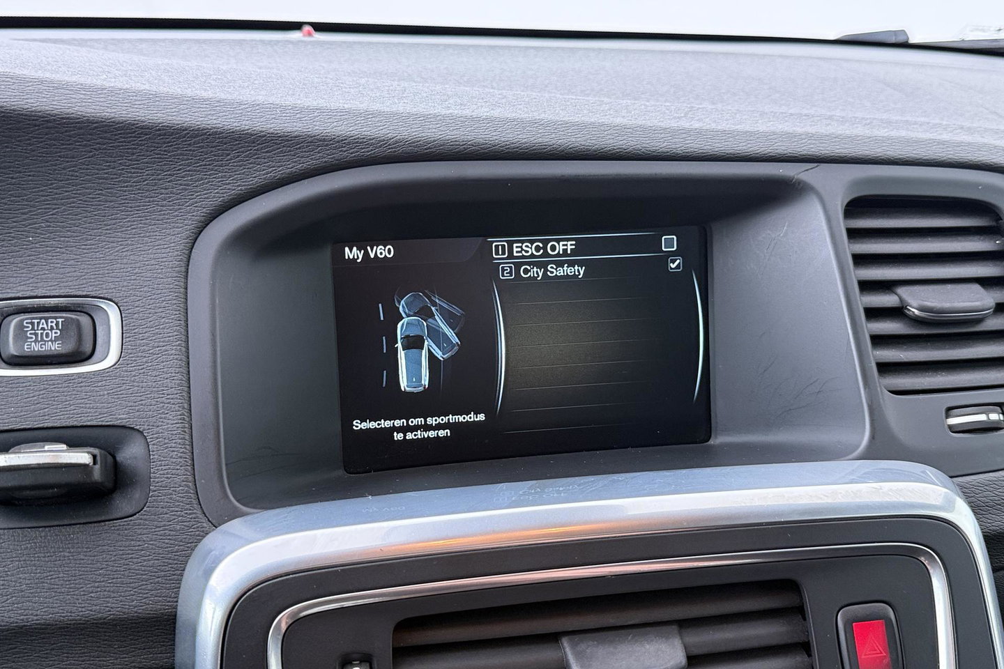Volvo V60 Cross Country 2.0 D3 Momentum Business | Trekhaak | Navigatie | Cruise Control | Parkeersensoren | 18 Inch