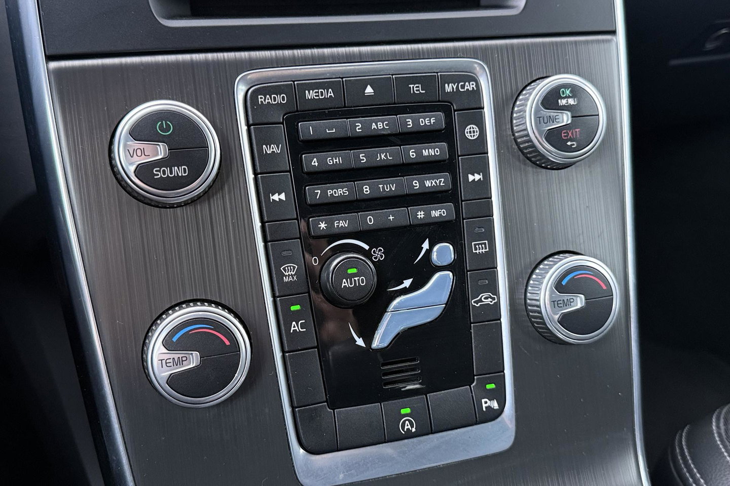 Volvo V60 Cross Country 2.0 D3 Momentum Business | Trekhaak | Navigatie | Cruise Control | Parkeersensoren | 18 Inch