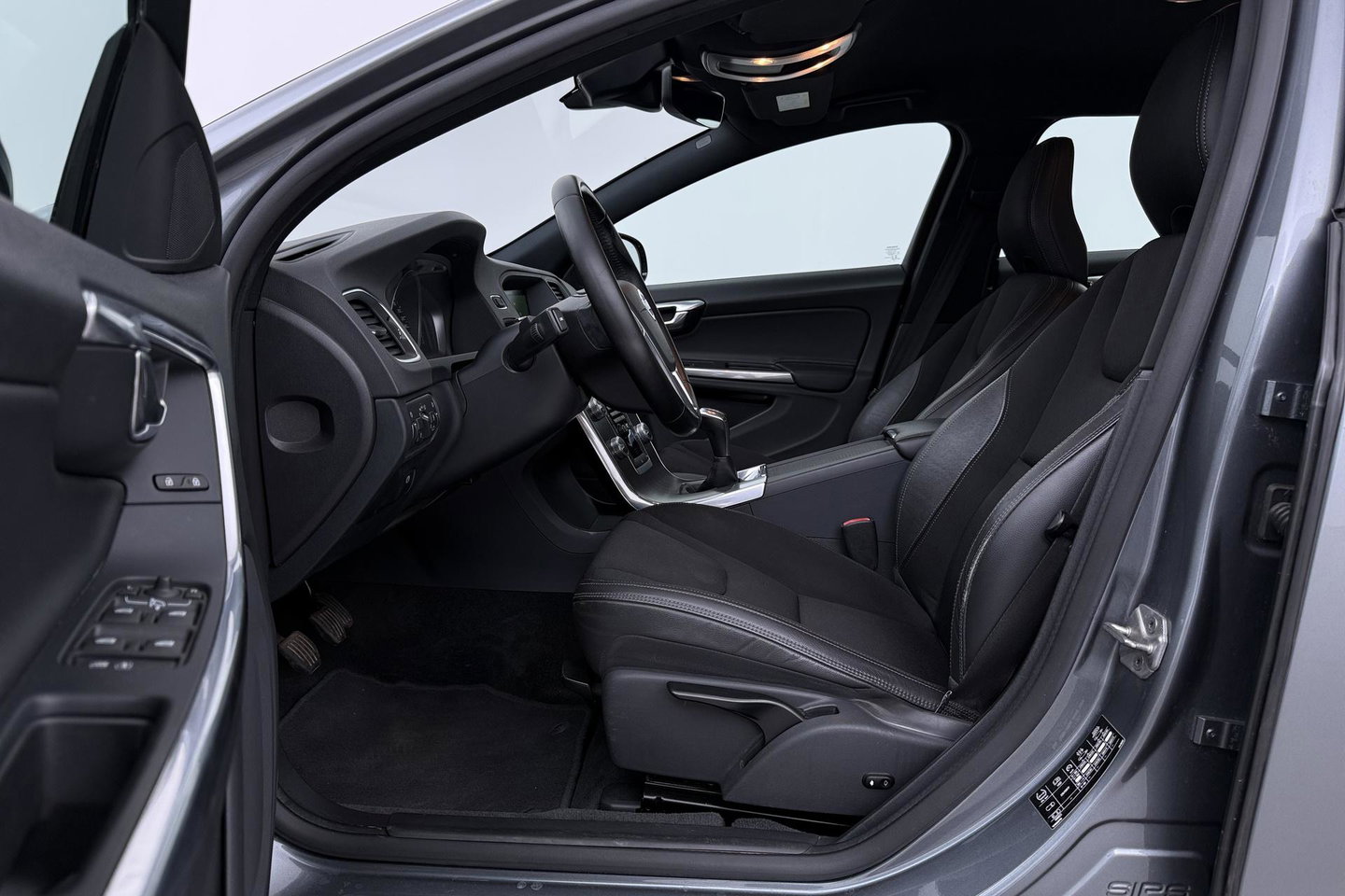 Volvo V60 Cross Country 2.0 D3 Momentum Business | Trekhaak | Navigatie | Cruise Control | Parkeersensoren | 18 Inch