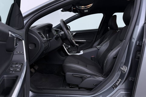 Volvo V60 Cross Country 2.0 D3 Momentum Business | Trekhaak | Navigatie | Cruise Control | Parkeersensoren | 18 Inch