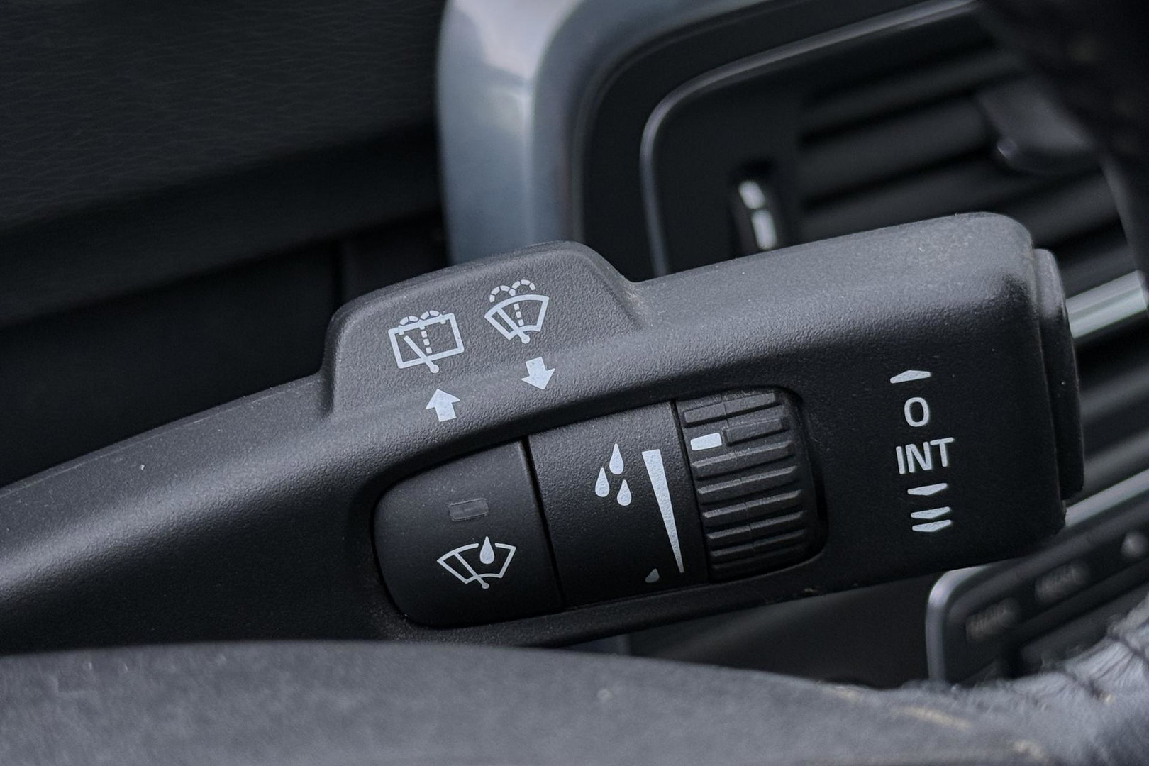 Volvo V60 Cross Country 2.0 D3 Momentum Business | Trekhaak | Navigatie | Cruise Control | Parkeersensoren | 18 Inch