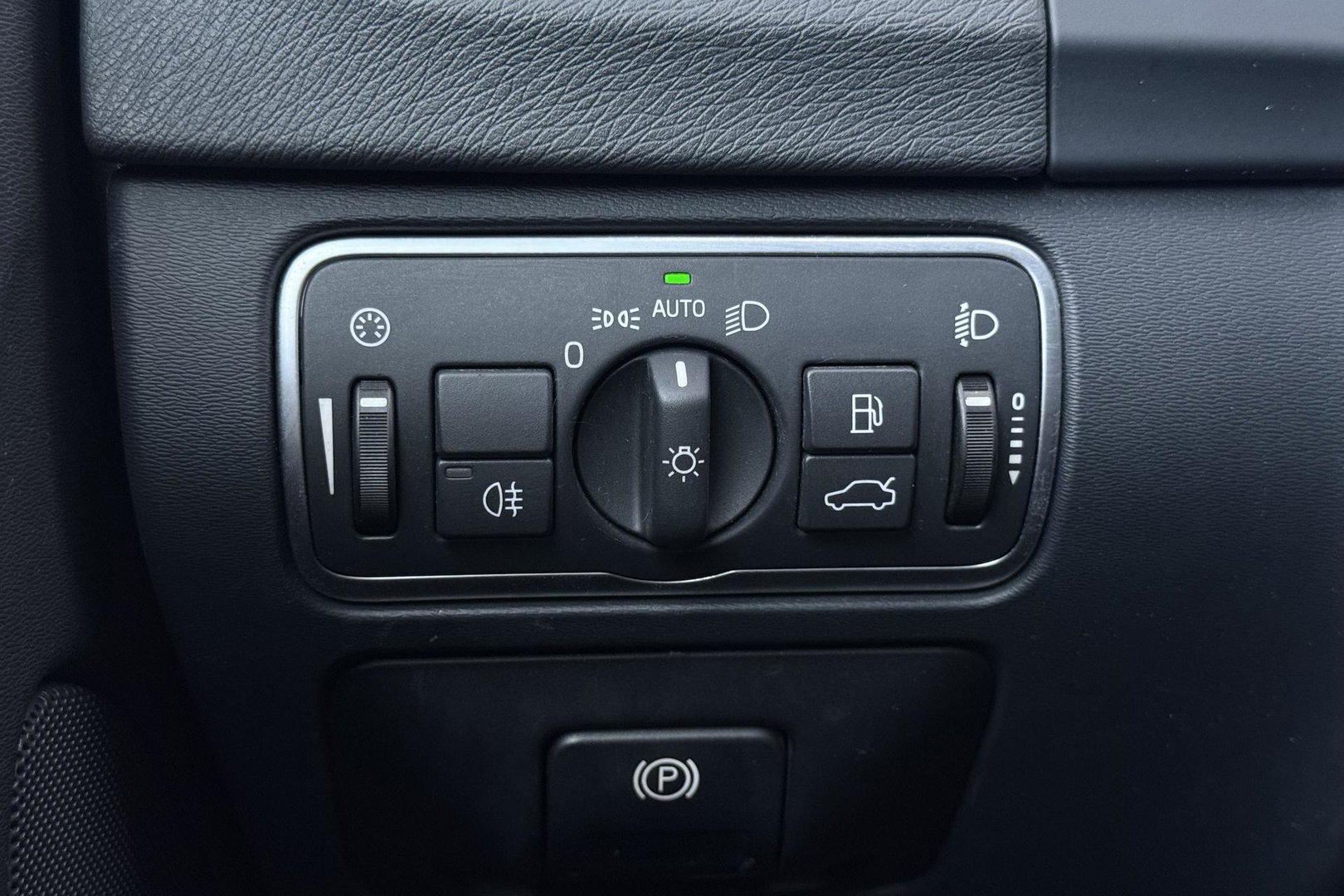 Volvo V60 Cross Country 2.0 D3 Momentum Business | Trekhaak | Navigatie | Cruise Control | Parkeersensoren | 18 Inch