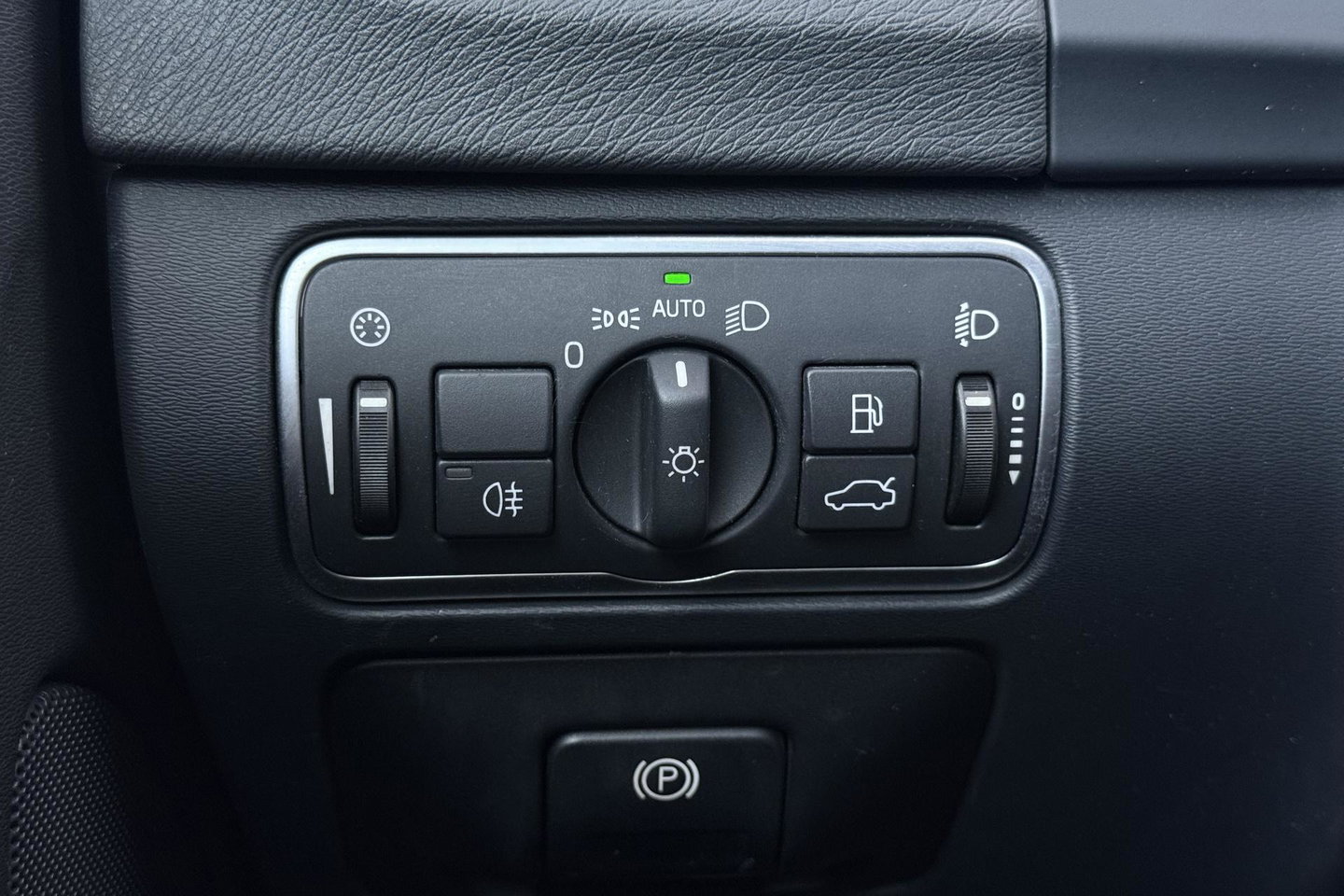 Volvo V60 Cross Country 2.0 D3 Momentum Business | Trekhaak | Navigatie | Cruise Control | Parkeersensoren | 18 Inch