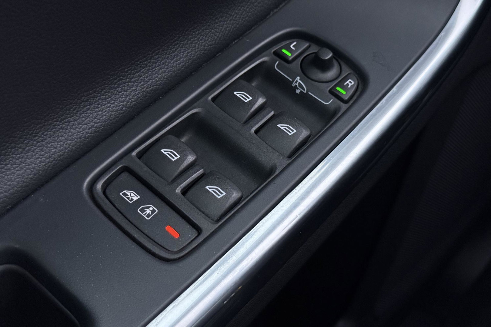 Volvo V60 Cross Country 2.0 D3 Momentum Business | Trekhaak | Navigatie | Cruise Control | Parkeersensoren | 18 Inch