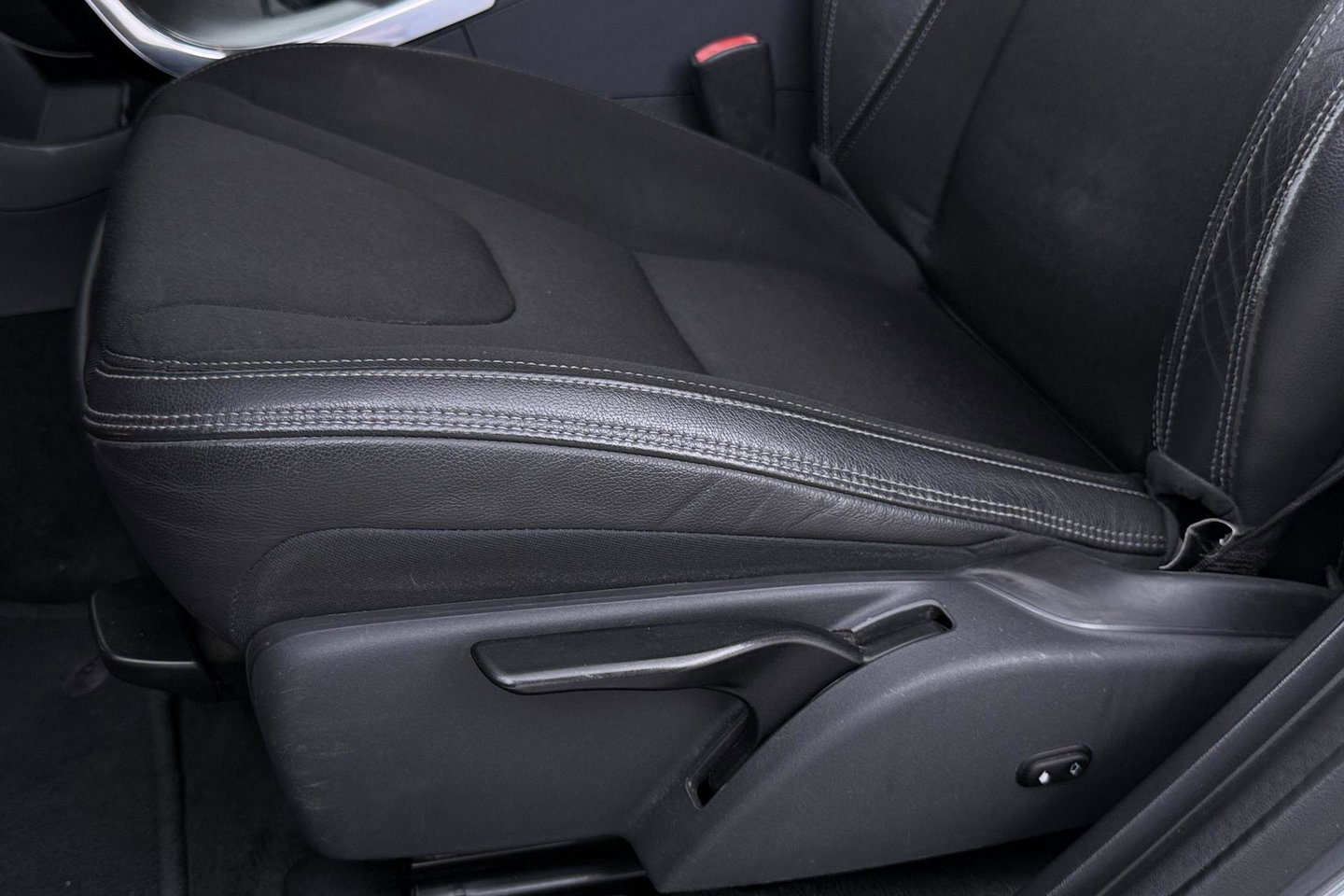 Volvo V60 Cross Country 2.0 D3 Momentum Business | Trekhaak | Navigatie | Cruise Control | Parkeersensoren | 18 Inch
