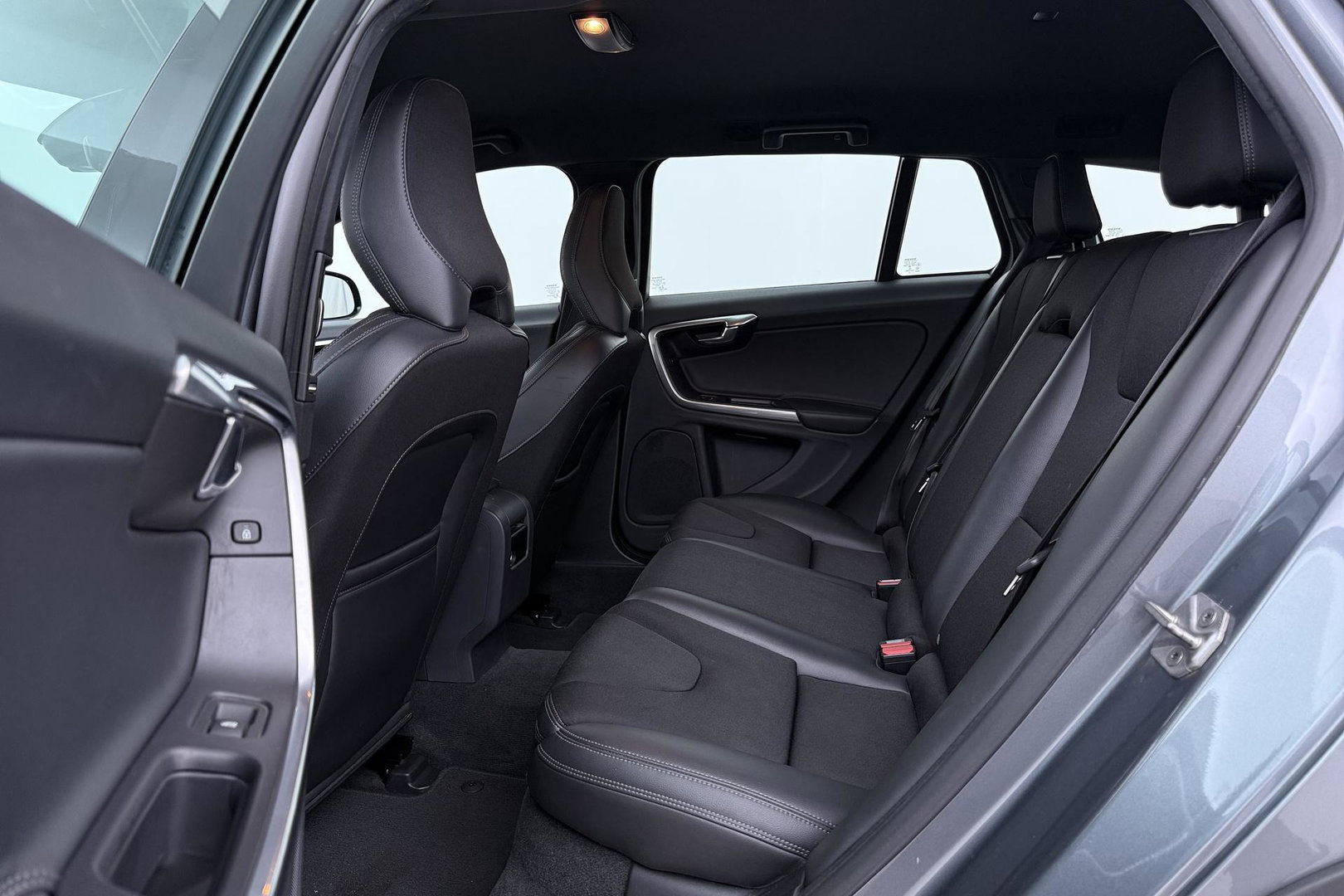 Volvo V60 Cross Country 2.0 D3 Momentum Business | Trekhaak | Navigatie | Cruise Control | Parkeersensoren | 18 Inch