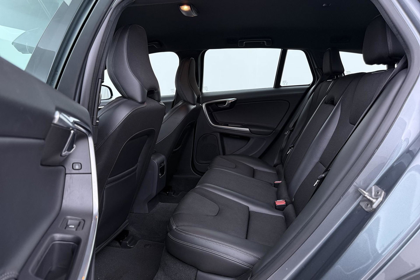 Volvo V60 Cross Country 2.0 D3 Momentum Business | Trekhaak | Navigatie | Cruise Control | Parkeersensoren | 18 Inch