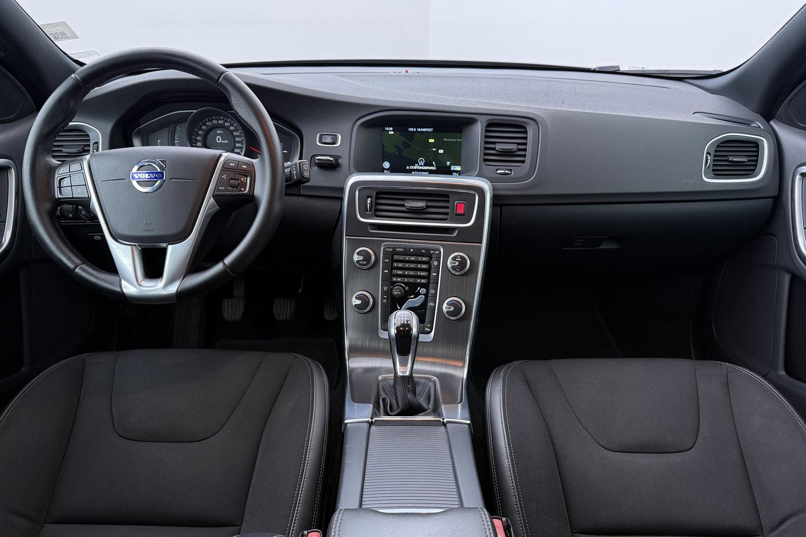 Volvo V60 Cross Country 2.0 D3 Momentum Business | Trekhaak | Navigatie | Cruise Control | Parkeersensoren | 18 Inch