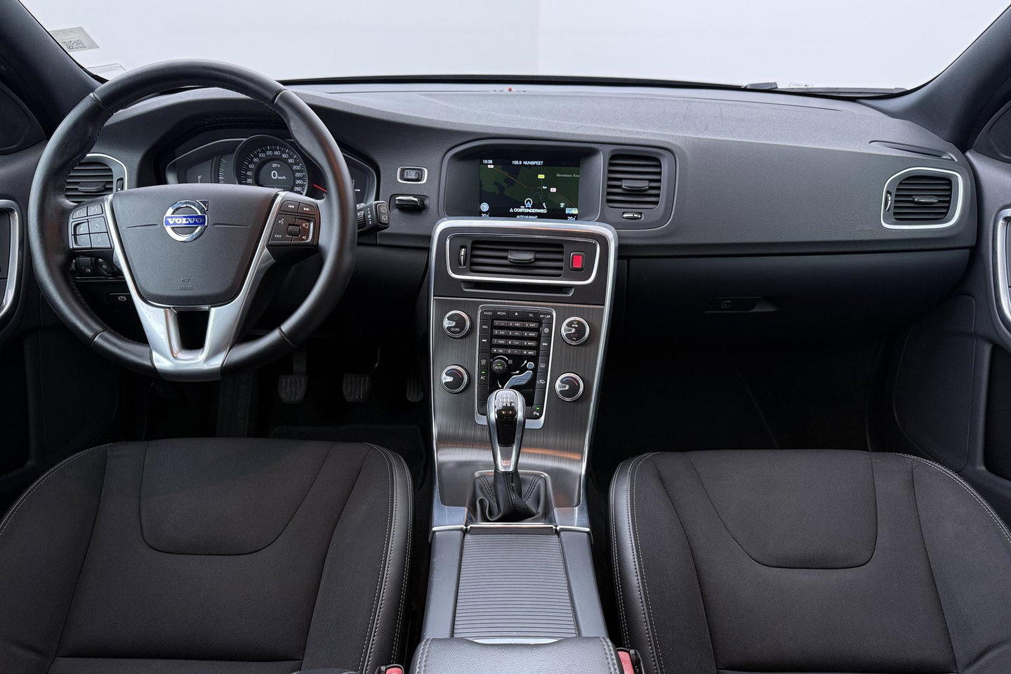 Volvo V60 Cross Country 2.0 D3 Momentum Business | Trekhaak | Navigatie | Cruise Control | Parkeersensoren | 18 Inch