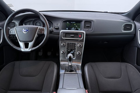 Volvo V60 Cross Country 2.0 D3 Momentum Business | Trekhaak | Navigatie | Cruise Control | Parkeersensoren | 18 Inch