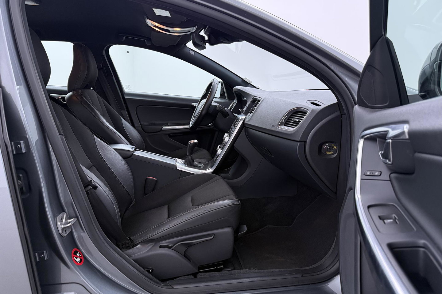 Volvo V60 Cross Country 2.0 D3 Momentum Business | Trekhaak | Navigatie | Cruise Control | Parkeersensoren | 18 Inch