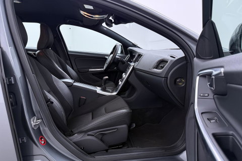 Volvo V60 Cross Country 2.0 D3 Momentum Business | Trekhaak | Navigatie | Cruise Control | Parkeersensoren | 18 Inch