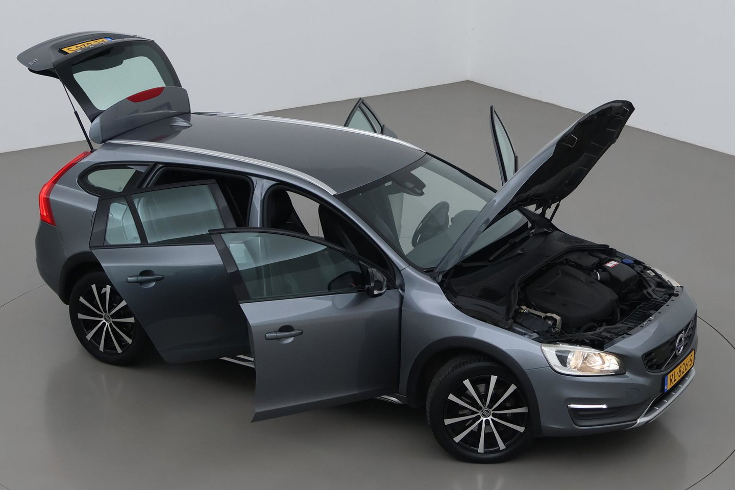 Volvo V60 Cross Country 2.0 D3 Momentum Business | Trekhaak | Navigatie | Cruise Control | Parkeersensoren | 18 Inch