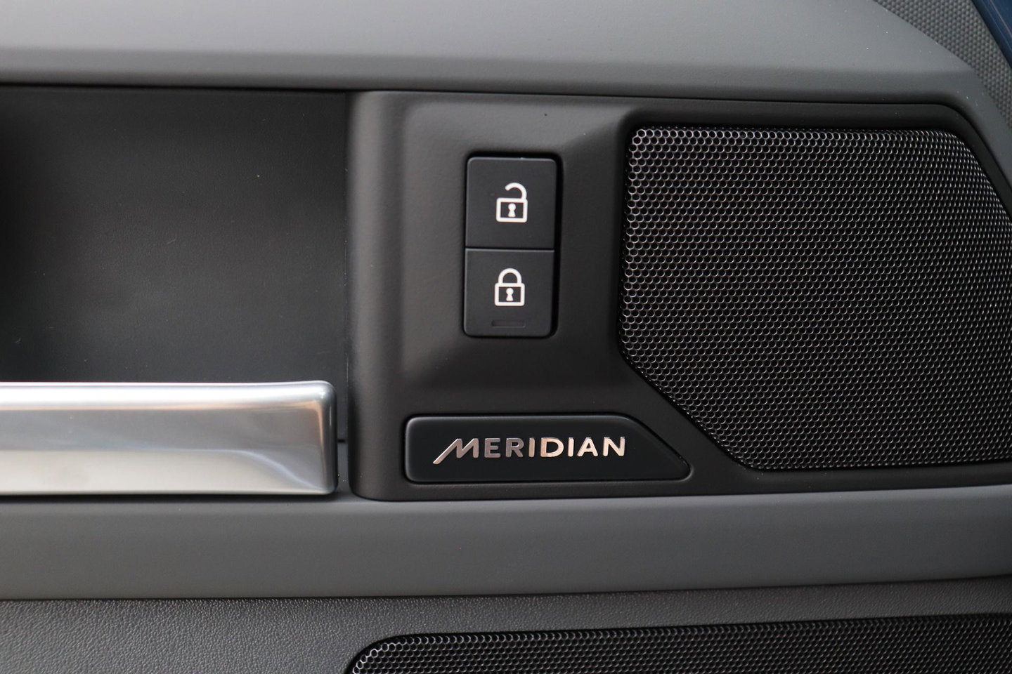 Land Rover Defender 2.0 P300e 110 X-Dynamic SE | FACELIFT | ACC | Panoramadak | ClearSight | Stoel+Stuurverwarming | Trekhaak