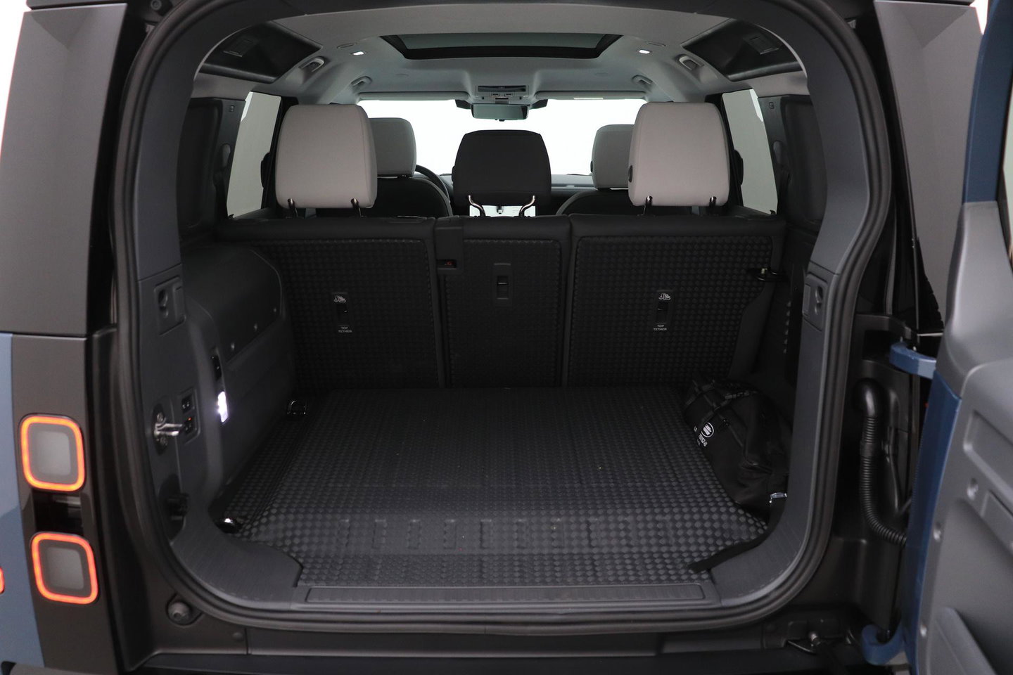 Land Rover Defender 2.0 P300e 110 X-Dynamic SE | FACELIFT | ACC | Panoramadak | ClearSight | Stoel+Stuurverwarming | Trekhaak