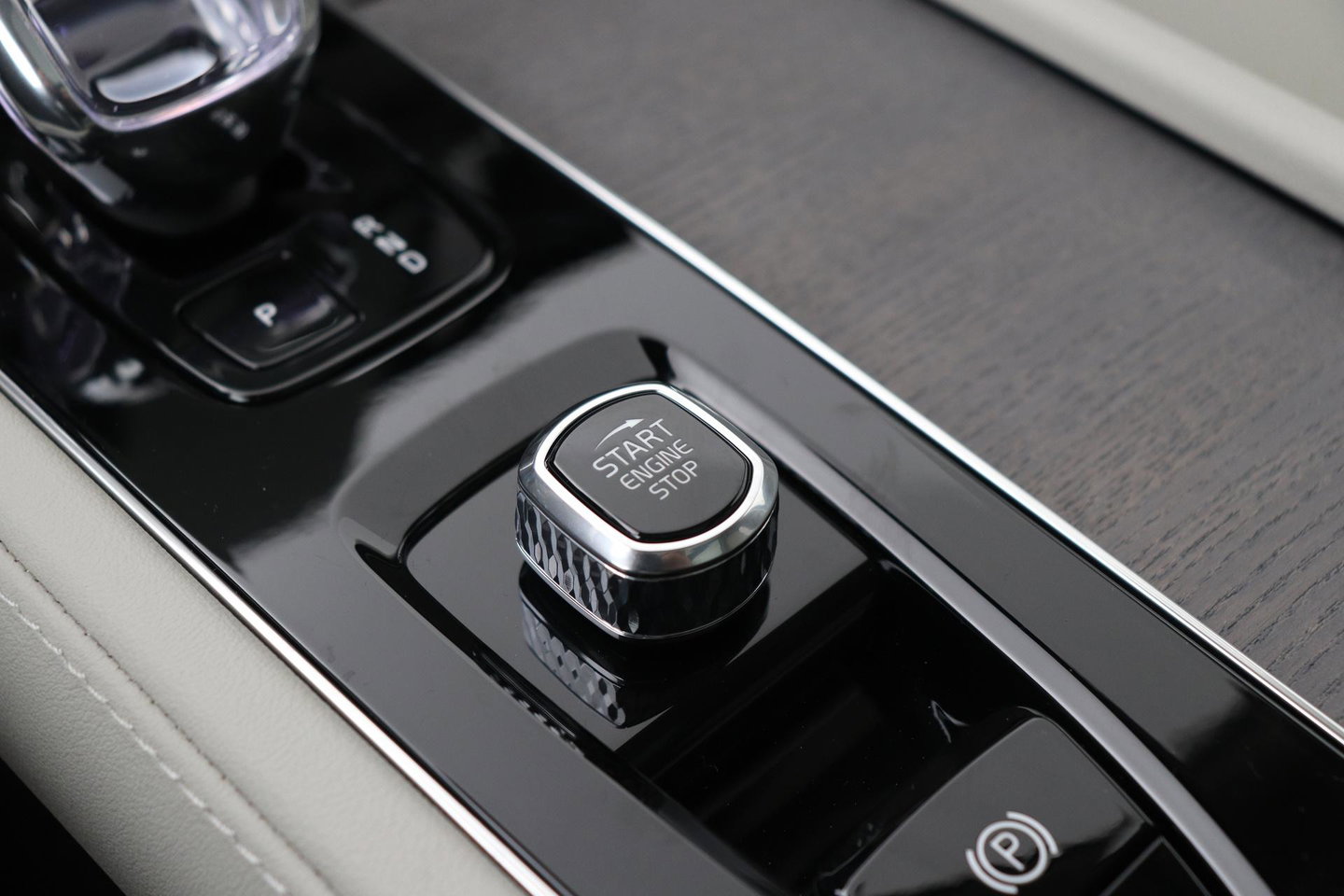Volvo XC90 T8 Plug-in hybrid Ultra Dark | Luchtvering | Bowers&Wilkins | Trekhaak | Massage+Ventilatie | Head-Up