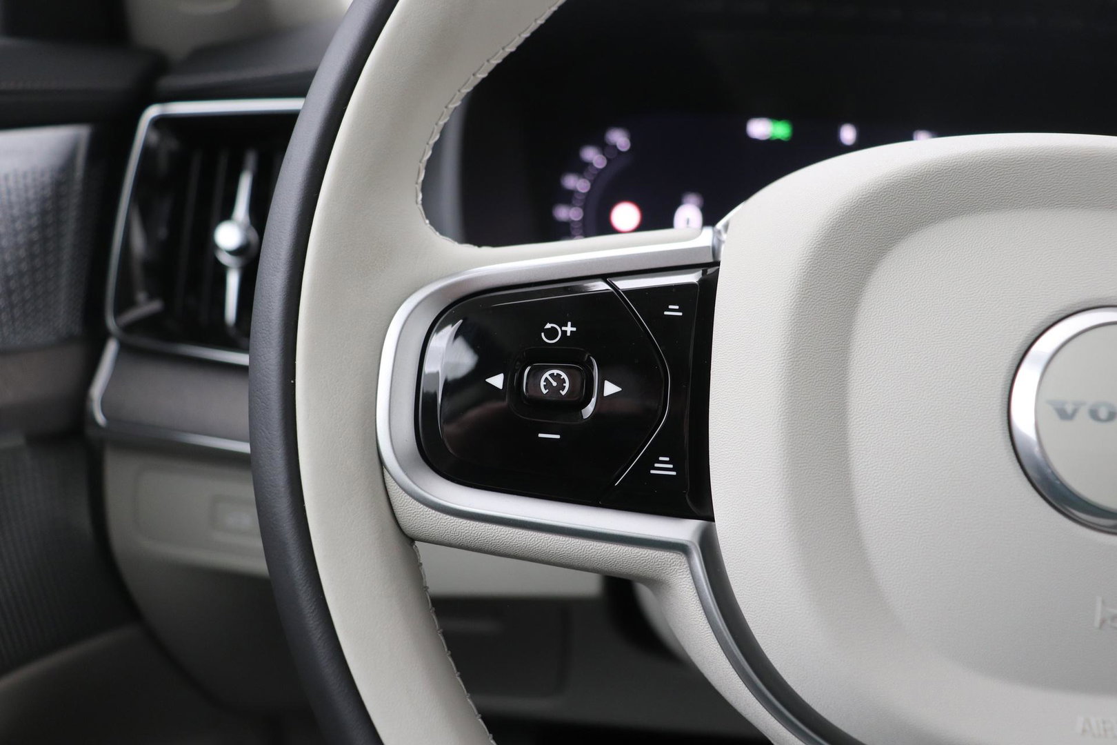 Volvo XC90 T8 Plug-in hybrid Ultra Dark | Luchtvering | Bowers&Wilkins | Trekhaak | Massage+Ventilatie | Head-Up